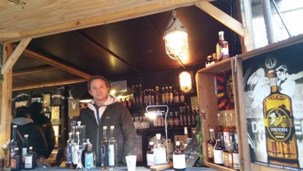 Verkostung von Whisky, Gin, Rum, Vodka und Absynth auf dem Weihnachtsmarkt in Dresden-Neustadt an der Scheune